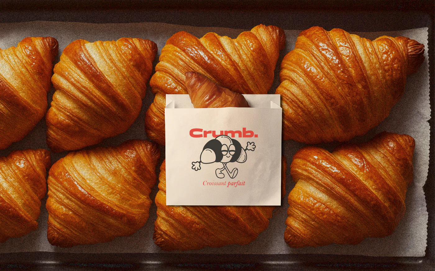 Sachet Crumb. sur une plaque de croissants : identité visuelle de boulangerie par MATE Studio