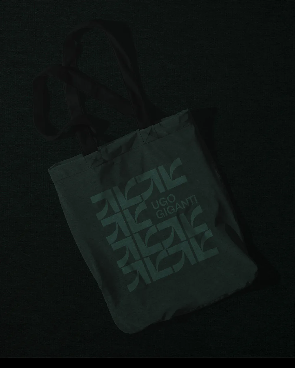 Tote bag vert sombre imprimé du monogramme Ugo Giganti : identité d'avocat par MATE Studio