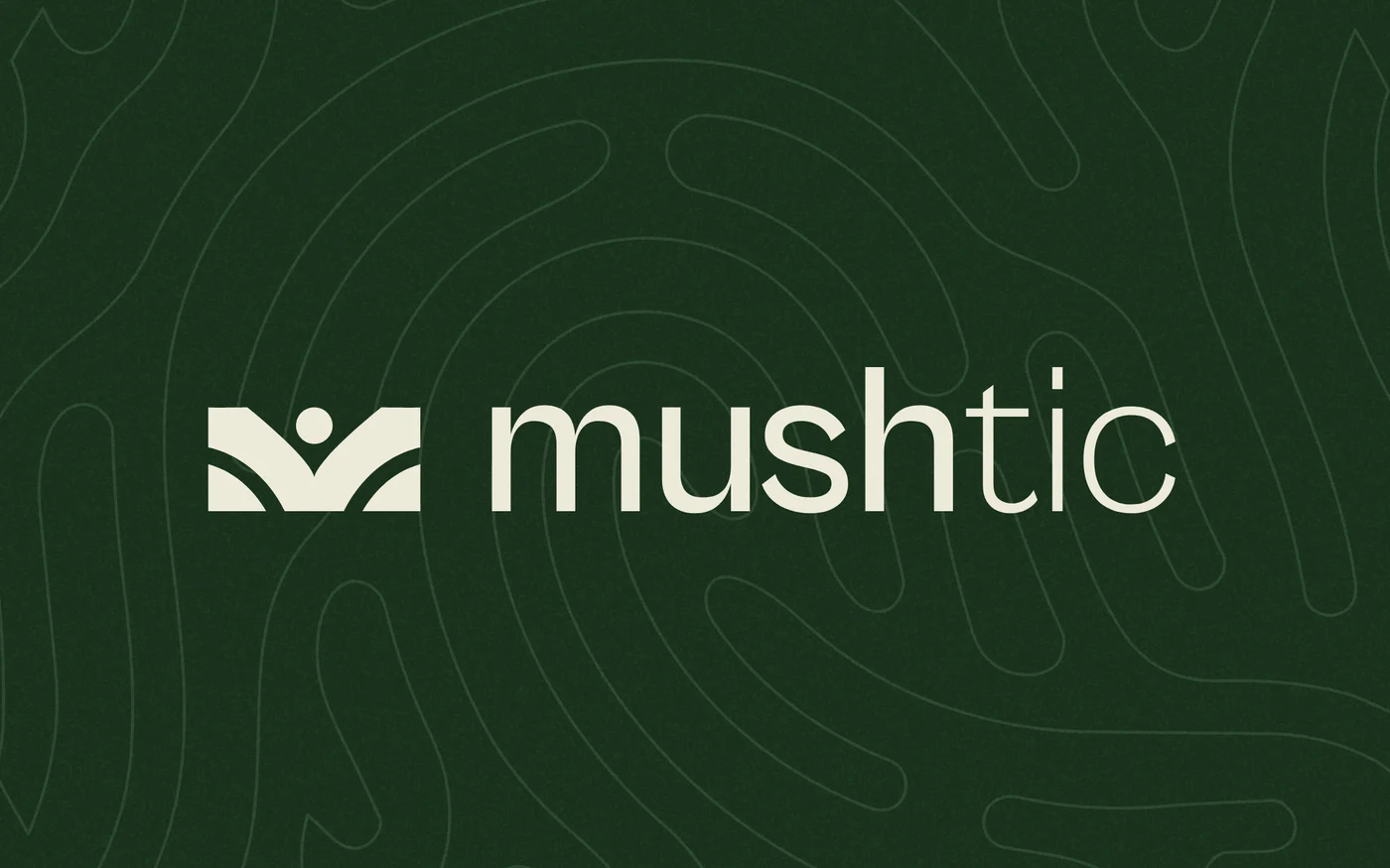 Logo Mushtic crème sur fond vert forêt, avec des réseaux de mycélium en filigrane