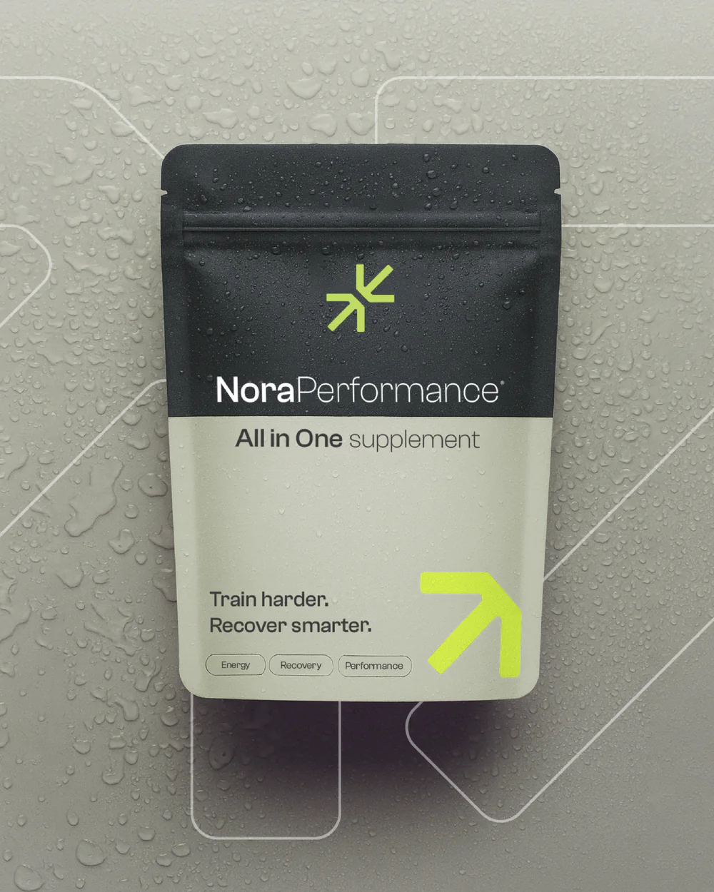 Sachet de complément Nora Performance sur une surface perlée d'eau : identité de marque par MATE Studio
