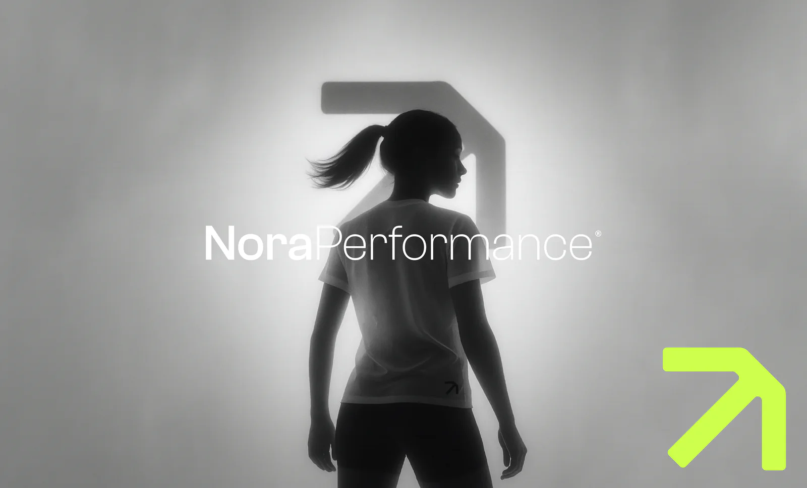 Silhouette d'une athlète devant l'ombre de la flèche Nora Performance, logotype blanc et flèche néon