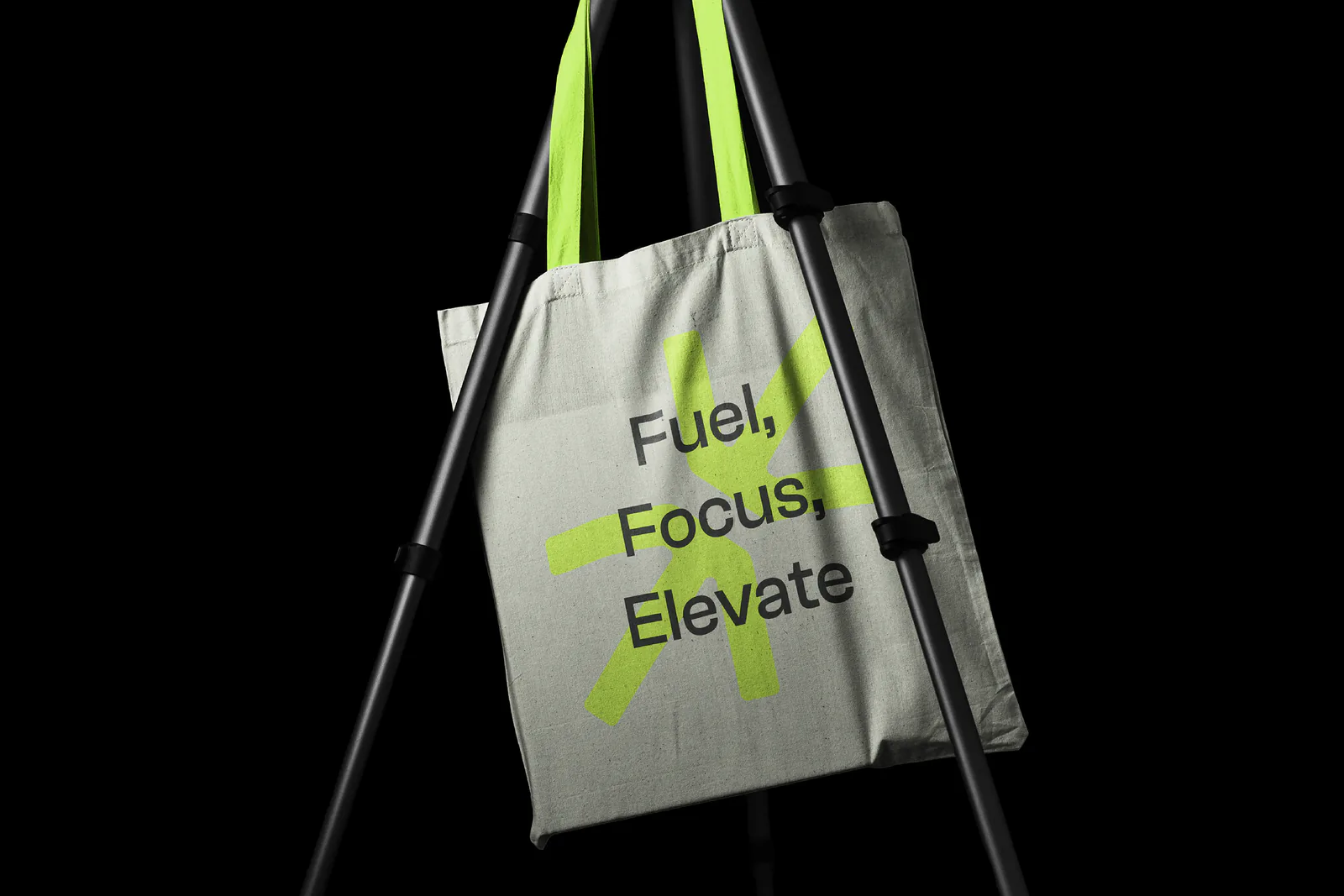 Tote bag Nora Performance « Fuel, Focus, Elevate » suspendu à un trépied